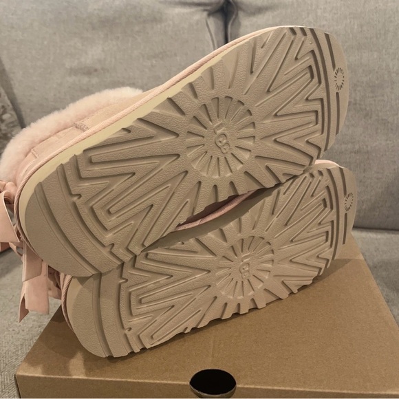UGG Mini Short Boots in Light Pink Suede Mini Bailey mixed bow - Picture 2 of 4